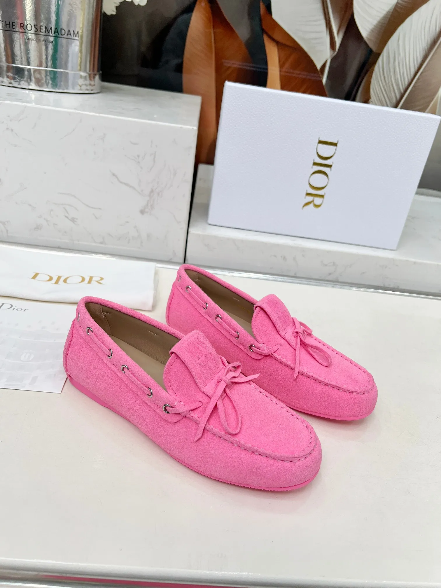 👟👟Ex-factory price 500👟👟 Dior's new spring and summer ultra-light jelly series loafers are brand new. The layout strives to create fashionable classic items. New products created at the first substantial show of Paris Fashion Week. The inspiration is cleverly combined by the D chief designer on the perfect shoe shape. Paired with brand buckles, it is even more fashionable! Original version, perfect and exquisite workmanship!  ✔️Upper: original fabric ✔️Inner lining: imported sheepskin lining ✔️Sole: original outsole ✔️Size: #35-41 (40 41 customized items are not returnable)